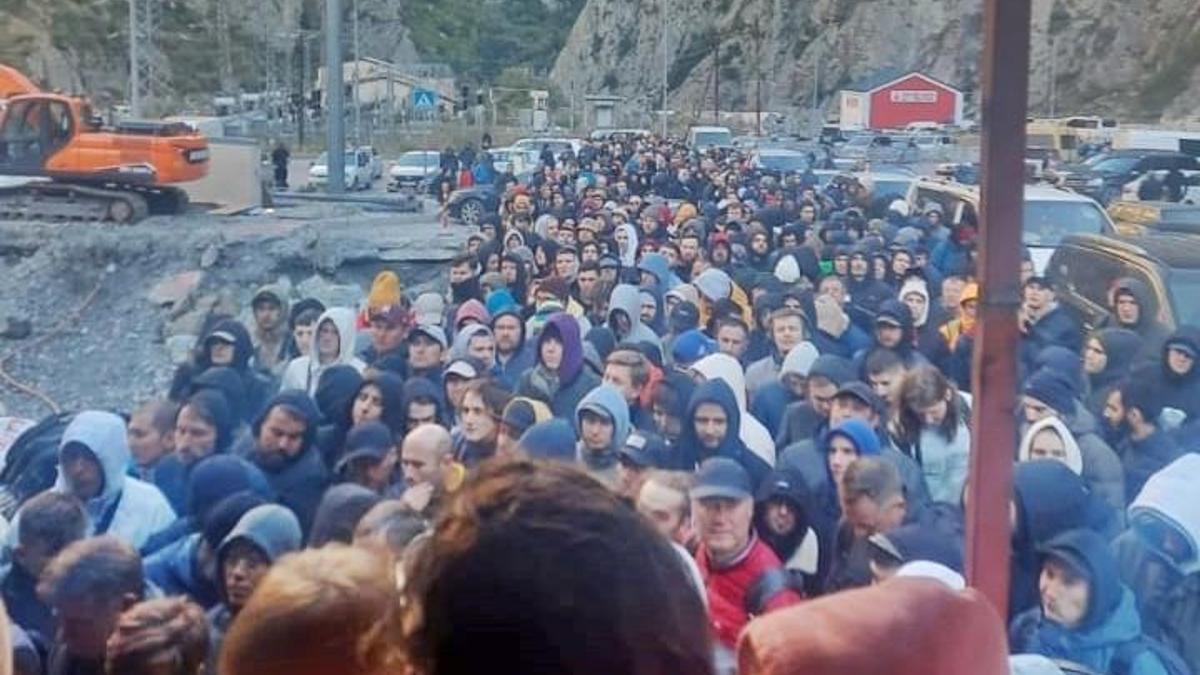 Rusya-Gürcistan sınırında 20 kilometrelik araç kuyruğu