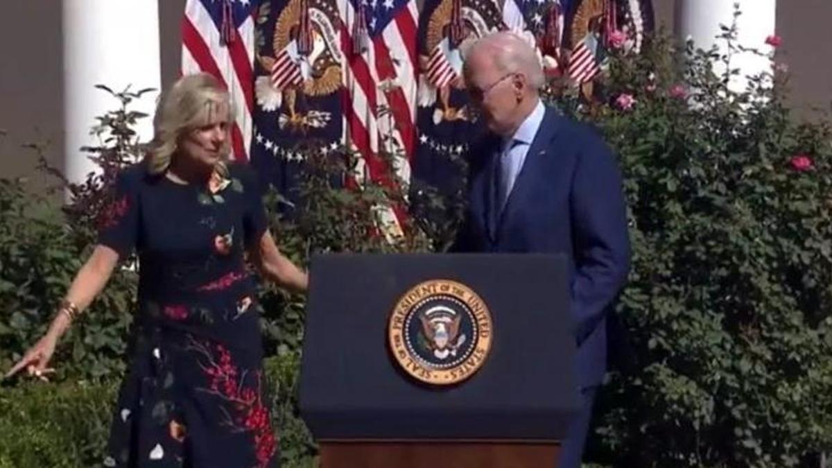 ABD Başkanı Biden kürsüde yolunu şaşırdı