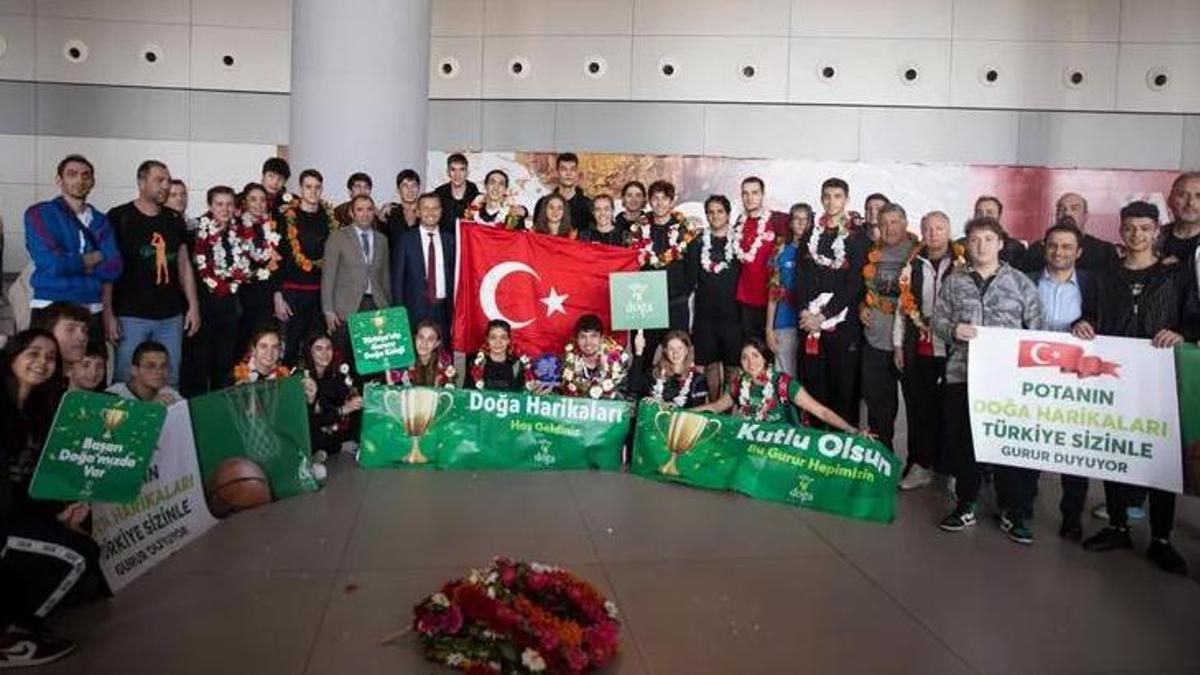 Potada büyük gurur yaşatan öğrencilere coşkulu karşılama