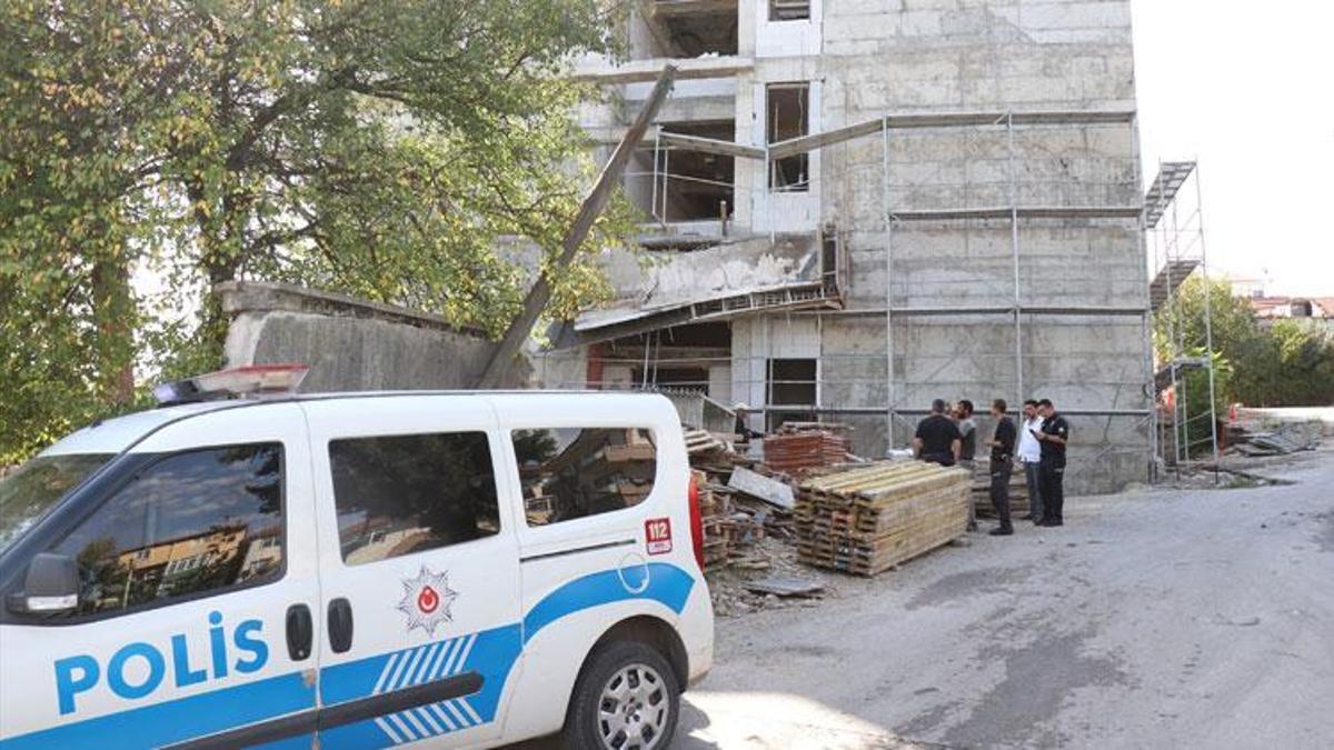 Adapazarı'nda okul inşaatında çökme: 2 işçi yaralı