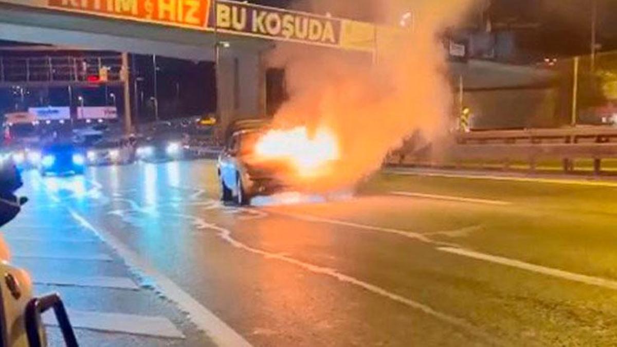 Beyoğlu'nda otomobil alev alev yandı