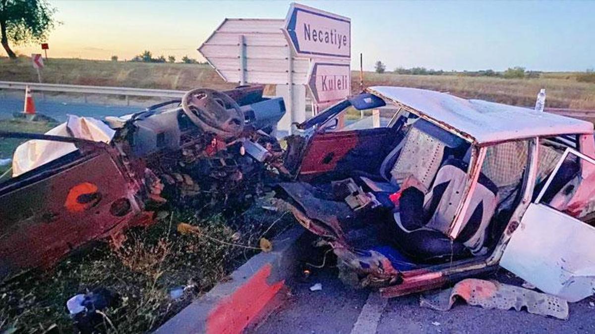 İki aracın çarpıştığı kazada otomobil ikiye bölündü: 3 yaralı
