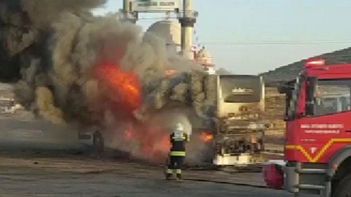 Seyir halindeki yolcu otobüsü alev alev yandı; o anlar kamerada