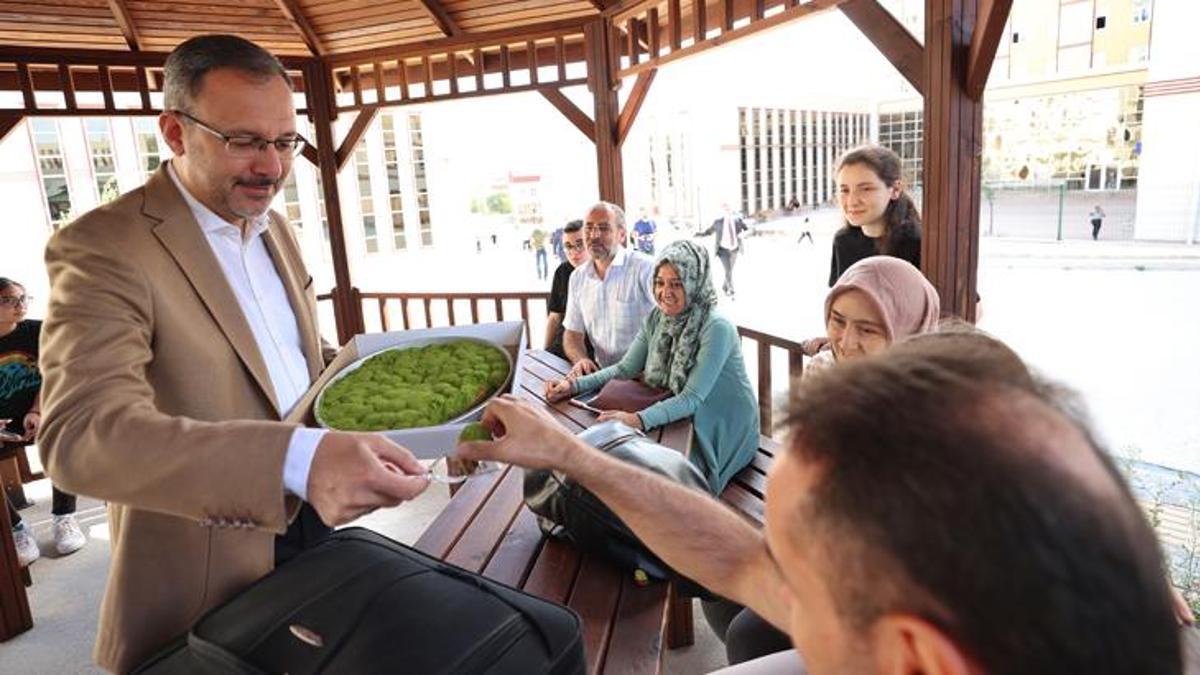 Bakan Kasapoğlu, öğrenci ve ailelerine GSB yurdunda baklava ikram etti!