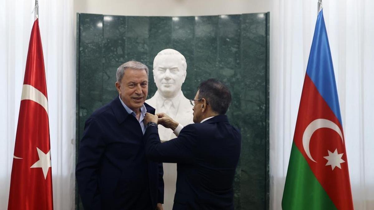 Milli Savunma Bakanı Akar’a Azerbaycan’dan madalya