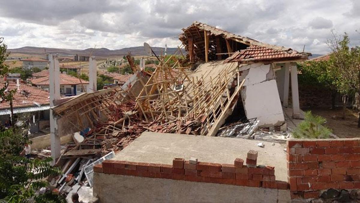 Yozgat'ta doğal gaz patlaması; 2 katlı bina çöktü, 3 yaralı