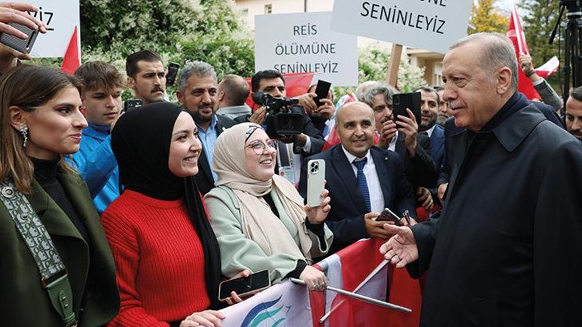 Cumhurbaşkanı Erdoğan'ı, Prag'da vatandaşlar karşıladı