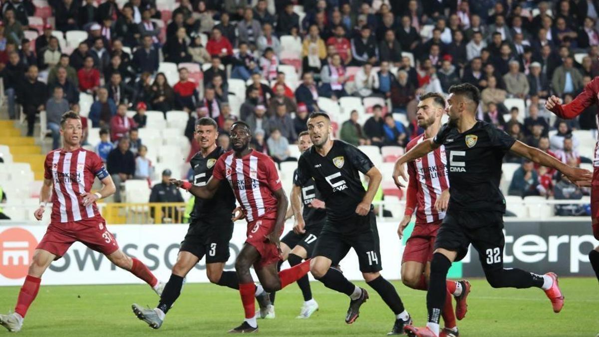 Sivasspor 7 gollü maçta yıkıldı