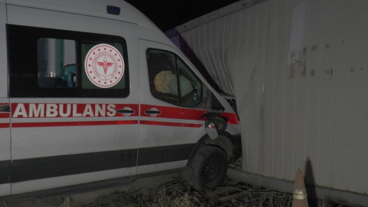 İçerisinde hasta ve sağlık personeli olan ambulansı kaçırdı