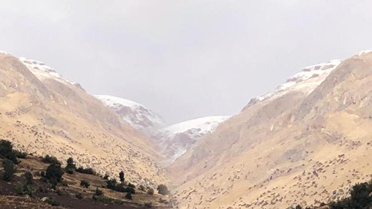 Kar yağdı, beyaza büründü! Vatandaşlar sabah bu görüntüyle karşılaştı