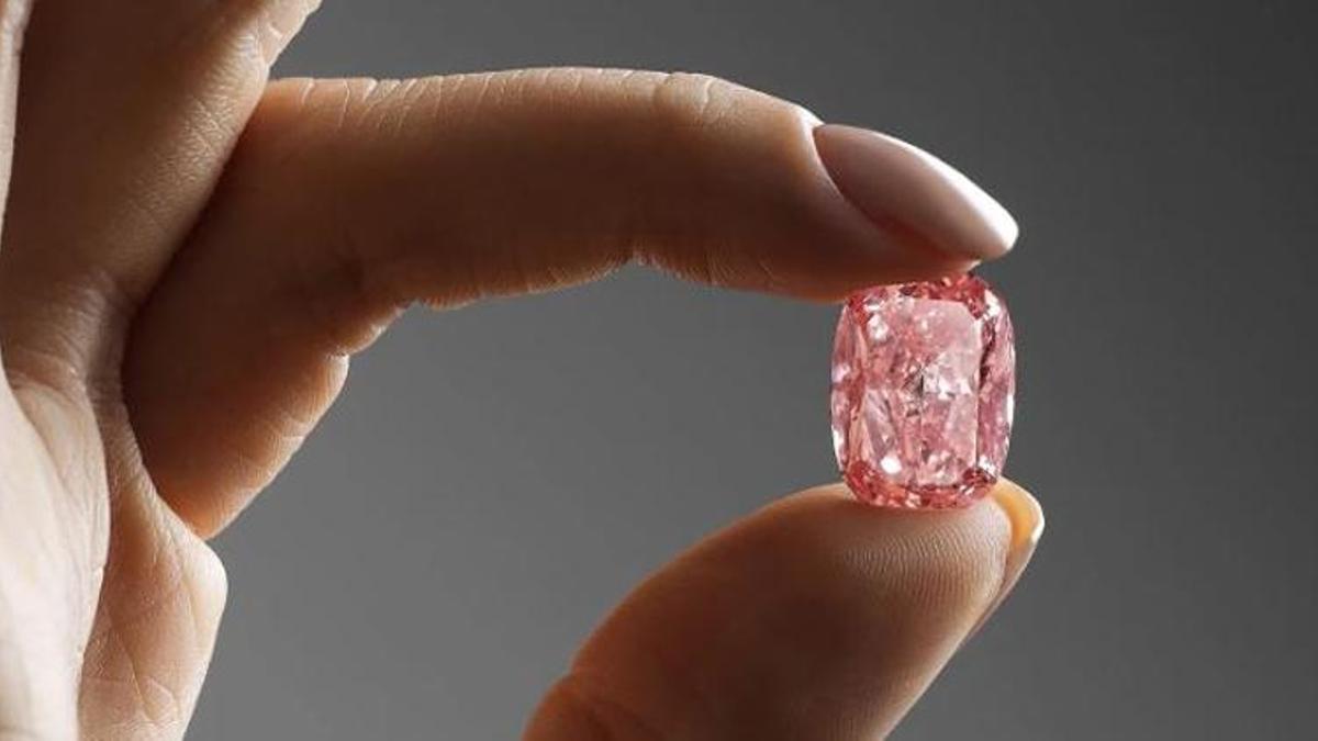 Dünyanın en nadide pembe elması 20 dakikada 57 milyon dolara satıldı