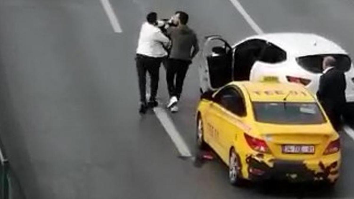 Beylikdüzü'nde kazadan sonra kavga; taksi şoförüne kafa attı