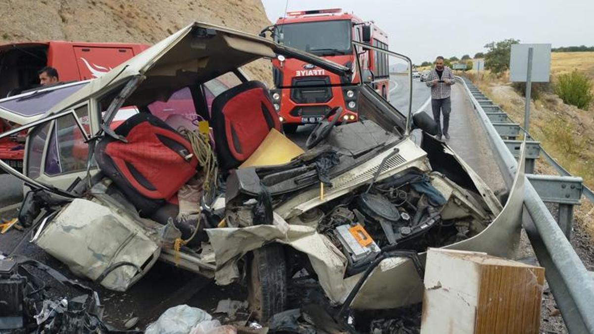 Malatya'da otomobiller çarpıştı: 1 ölü, 4 yaralı