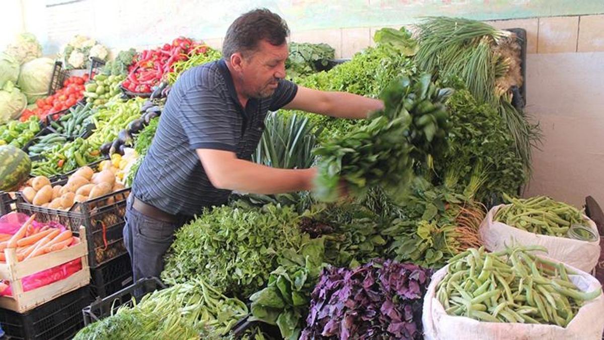 Baba bağda üretiyor, oğlu tezgahta satıyor