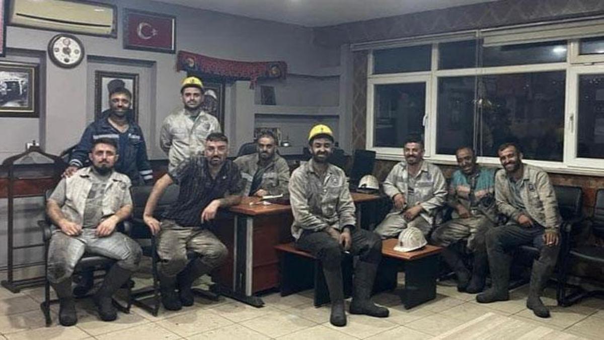 Madenci 9 arkadaşıyla çektirdikleri fotoğrafı paylaşıp, 'Geriye bir ben kaldım' yazdı
