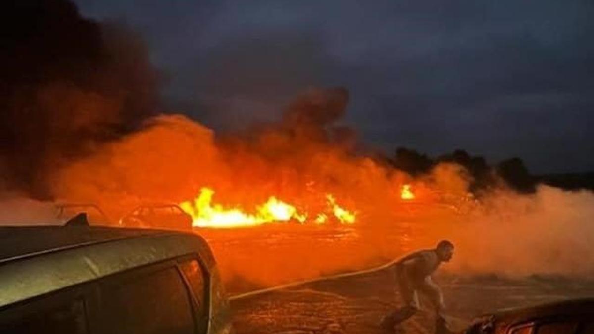 ABD’de küçük uçak araç galerisine düştü: 2 ölü