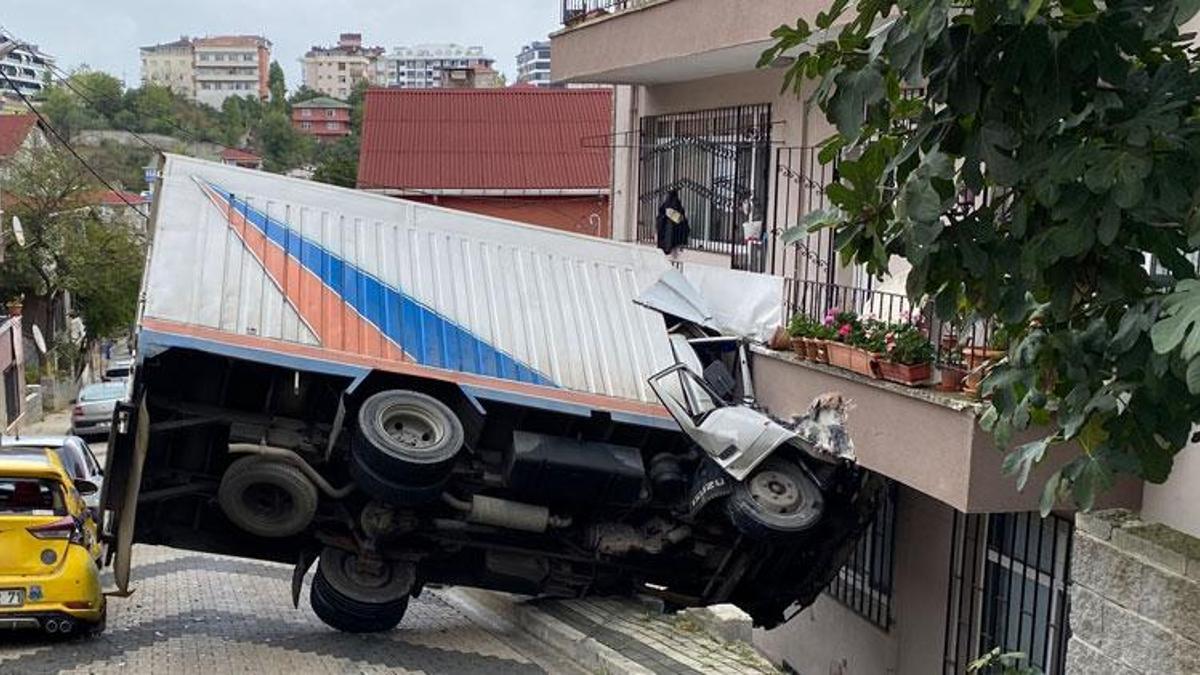 Üsküdar'da yokuştan kayan kamyonet 4 katlı apartmana çarptı