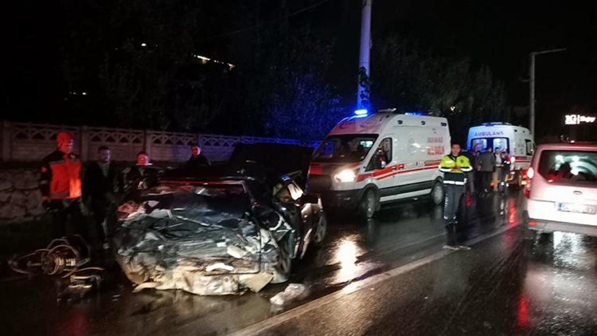 Lüks otomobiller kağıt gibi ezildi!