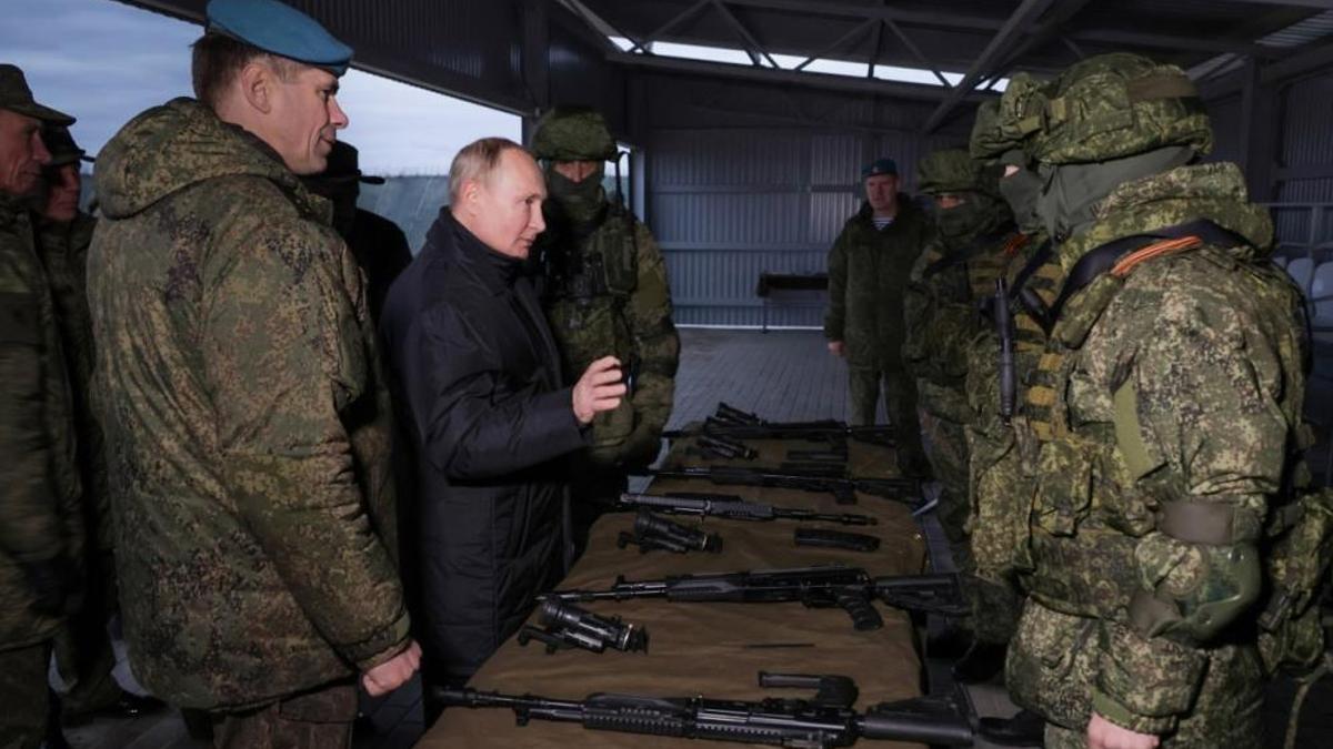 Putin, kısmi seferberlikle orduya alınan askerleri denetleyip gövde gösterisi yaptı