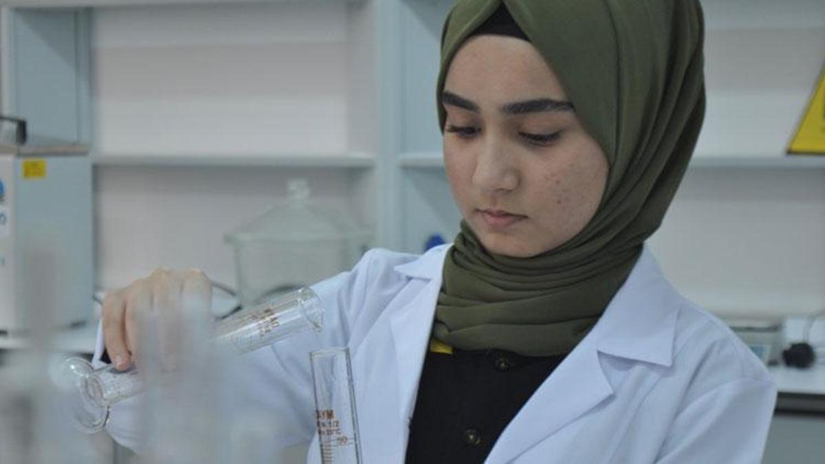 Meslek liseliler çiçekten parfüm üretti, seri üretime geçecek