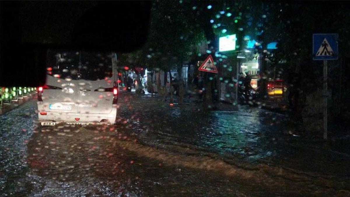 Siirt'te sağanak; ev ve iş yerlerini su bastı, heyelan meydana geldi