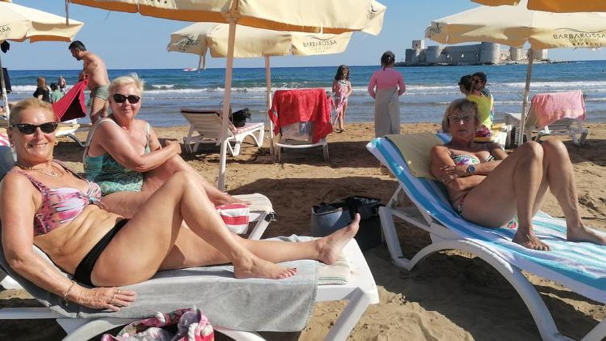 Kızkalesi sahilinde turistler denize girdi