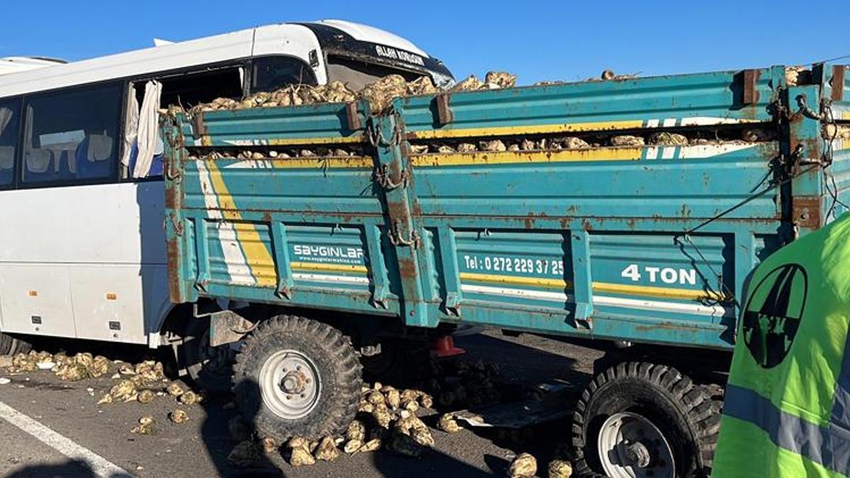 Kütahya’da işçi servisi traktöre çarptı: 20 yaralı