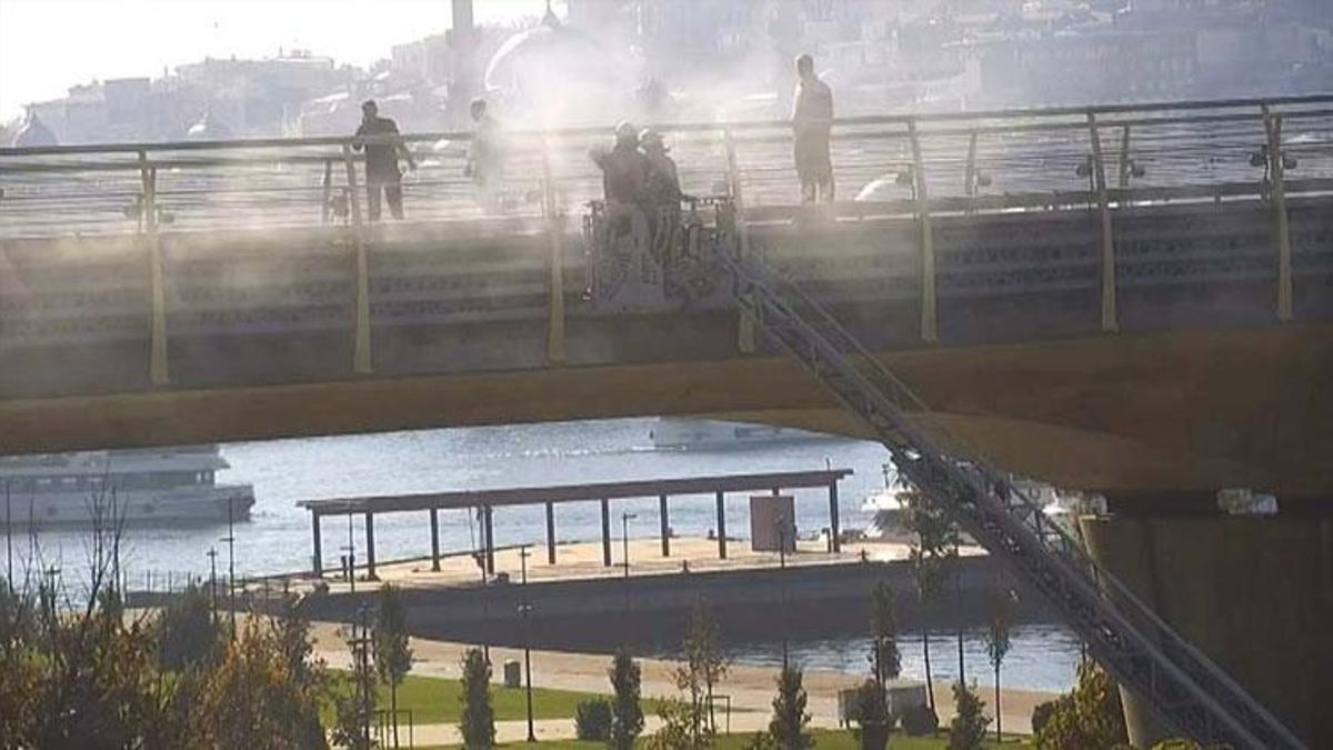 Haliç metro köprüsü üzerinde kablolar yandı, seferler durdu