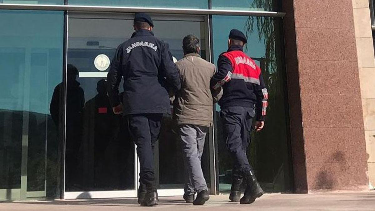 Husumetlisini öldürüp kaza gibi gösterdi, taziyede bulunup, mezarını kazdı