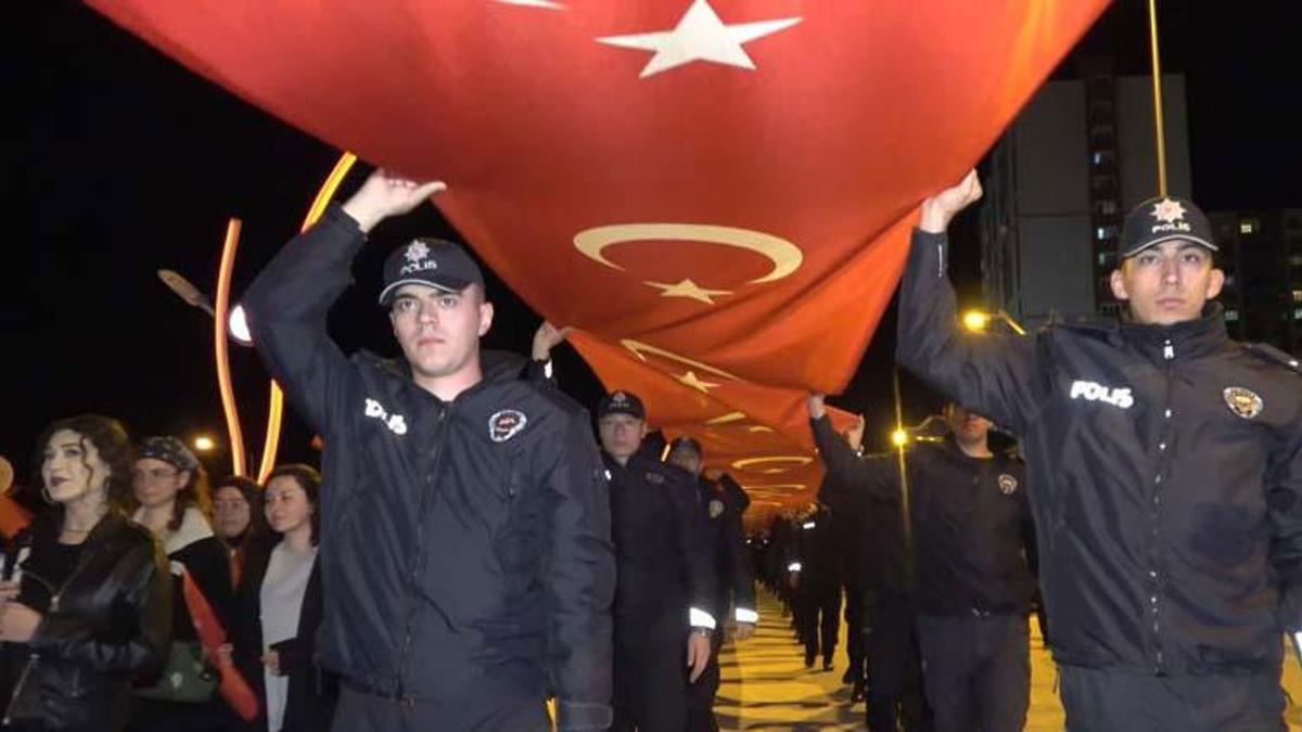 Cumhuriyetin 99'uncu yılında 1000 metre uzunluğundaki Türk bayrağıyla yürüdüler