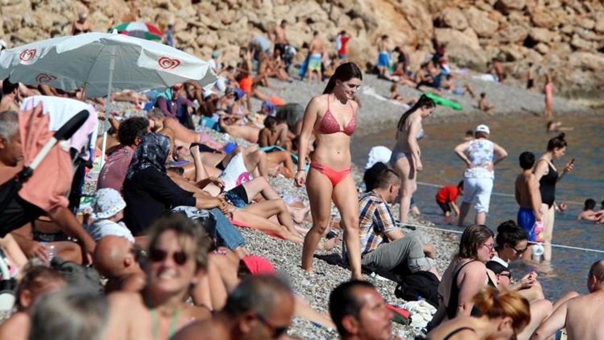 Antalya sahillerinde Ekim ayı sonunda yaz yoğunluğu