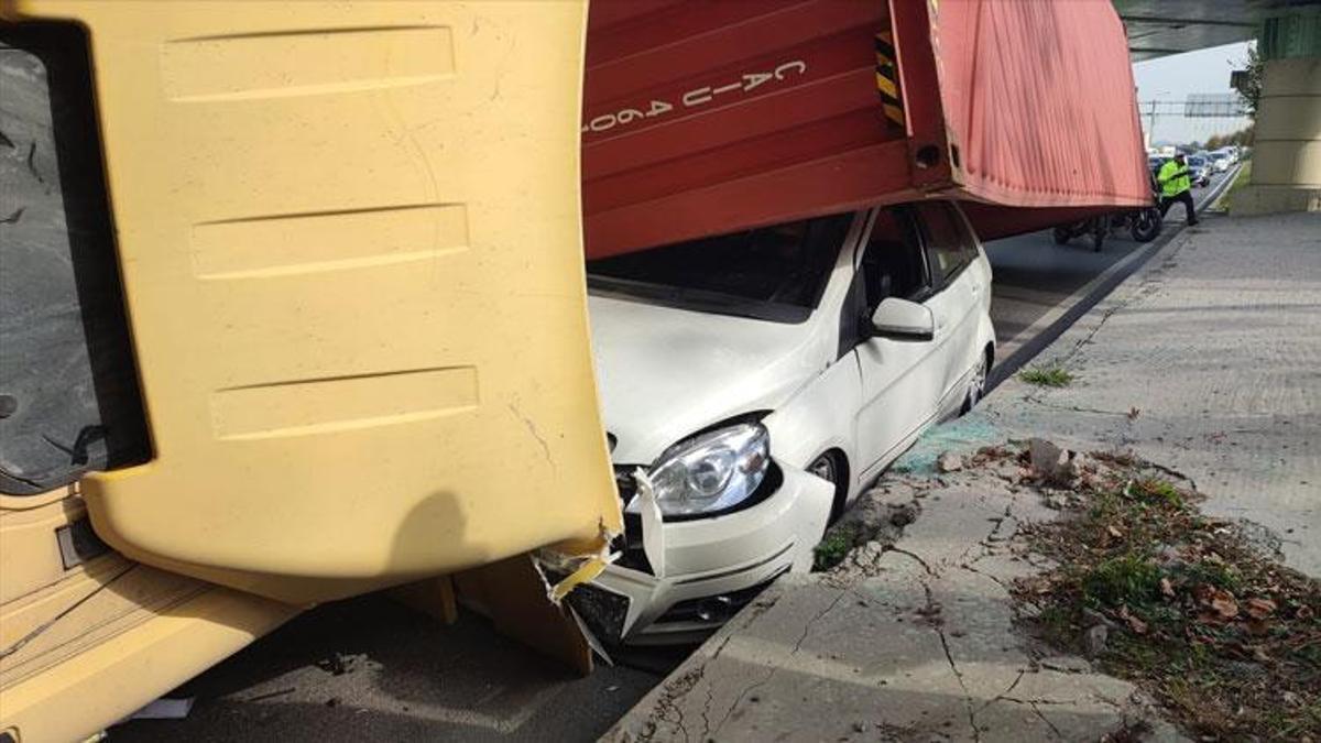 Bakırköy'de mucize kurtuluş! TIR otomobilin üzerine devrildi sürücü son anda kurtuldu