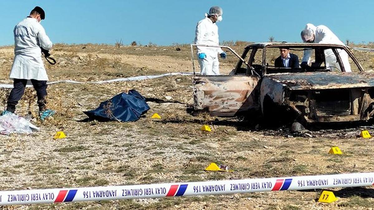 Yanmış otomobilde tanınmaz halde 2 ceset bulundu!