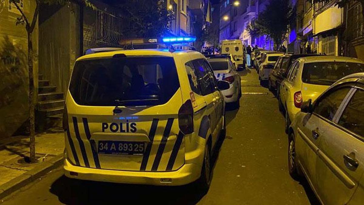 Dur ihtarına uymayan sürücü, polis memurunu kaputun üzerinde götürdü