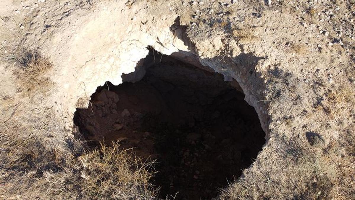10 metre derinliğinde obruk oluştu! 'İlk defa ilçemizde gördük'