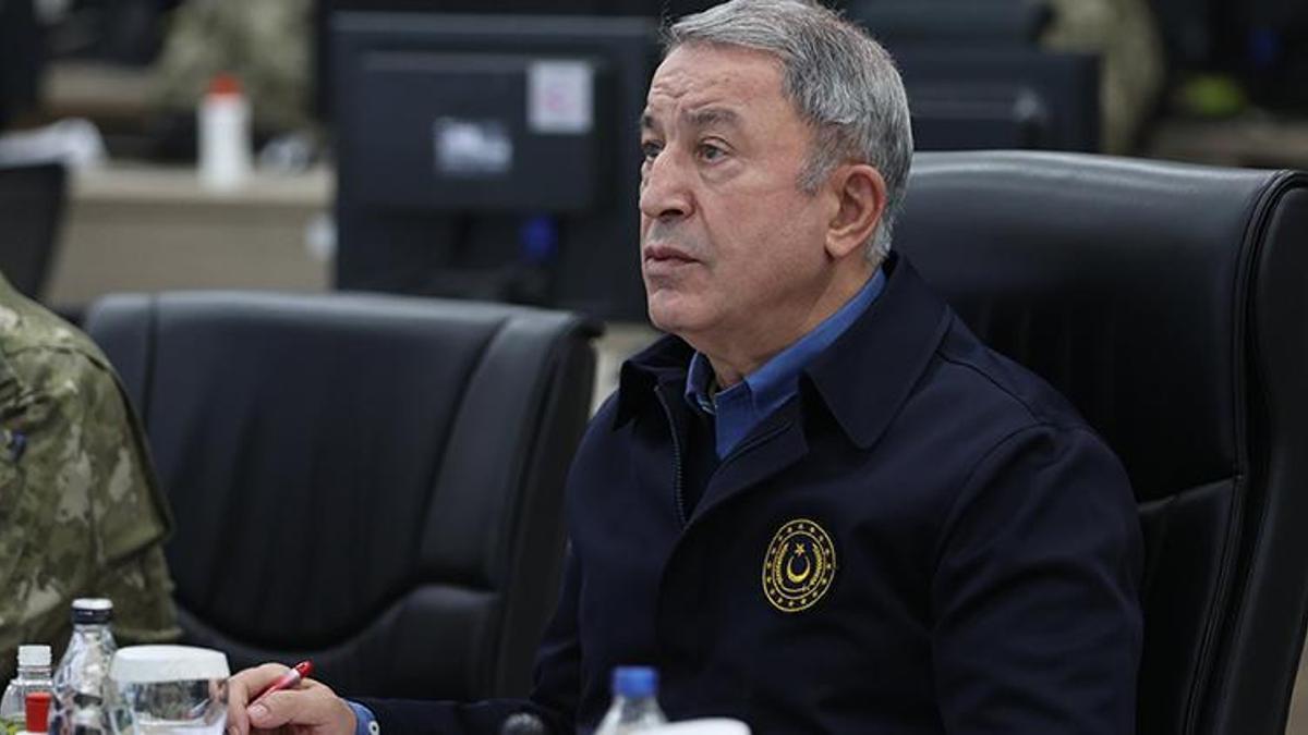 Bakan Akar ve komutanlar sınırda