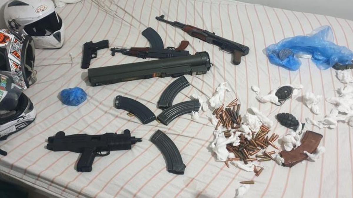 Gaziosmanpaşa'da operasyon: Lav silahı, Kalaşnikoflar, el bombaları...