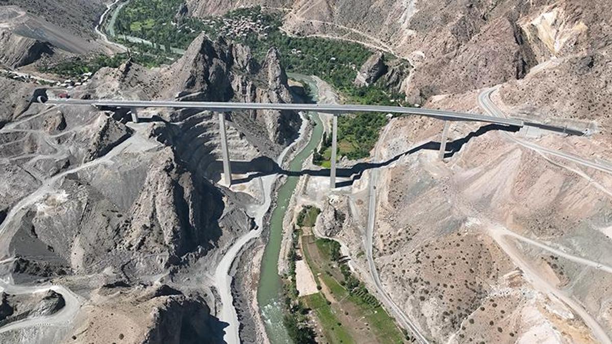 Türkiye’nin en yüksek ayaklı 2'nci viyadüğü açıldı