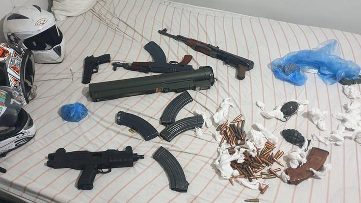 Gaziosmanpaşa'da operasyon! Lav silahı, Kalaşnikoflar, el bombaları ele geçirildi