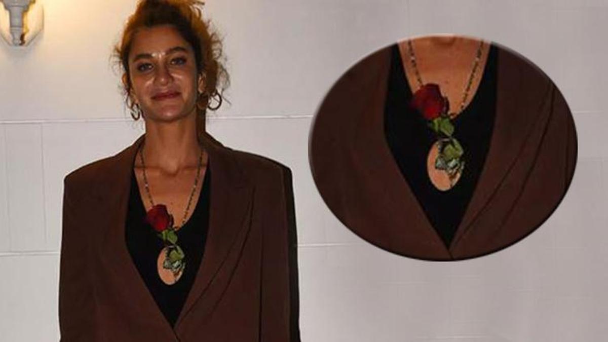 Berrak Tüzünataç'ın göğsündeki gül detayı dikkat çekti! 'Bu hediye'