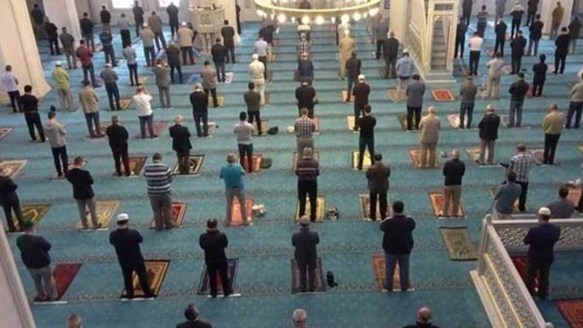 Cuma namazı nasıl kılınır, kaç rekattır? Namazı sırasında hangi dualar okunur? Adım adım Cuma namazı kılınışı...