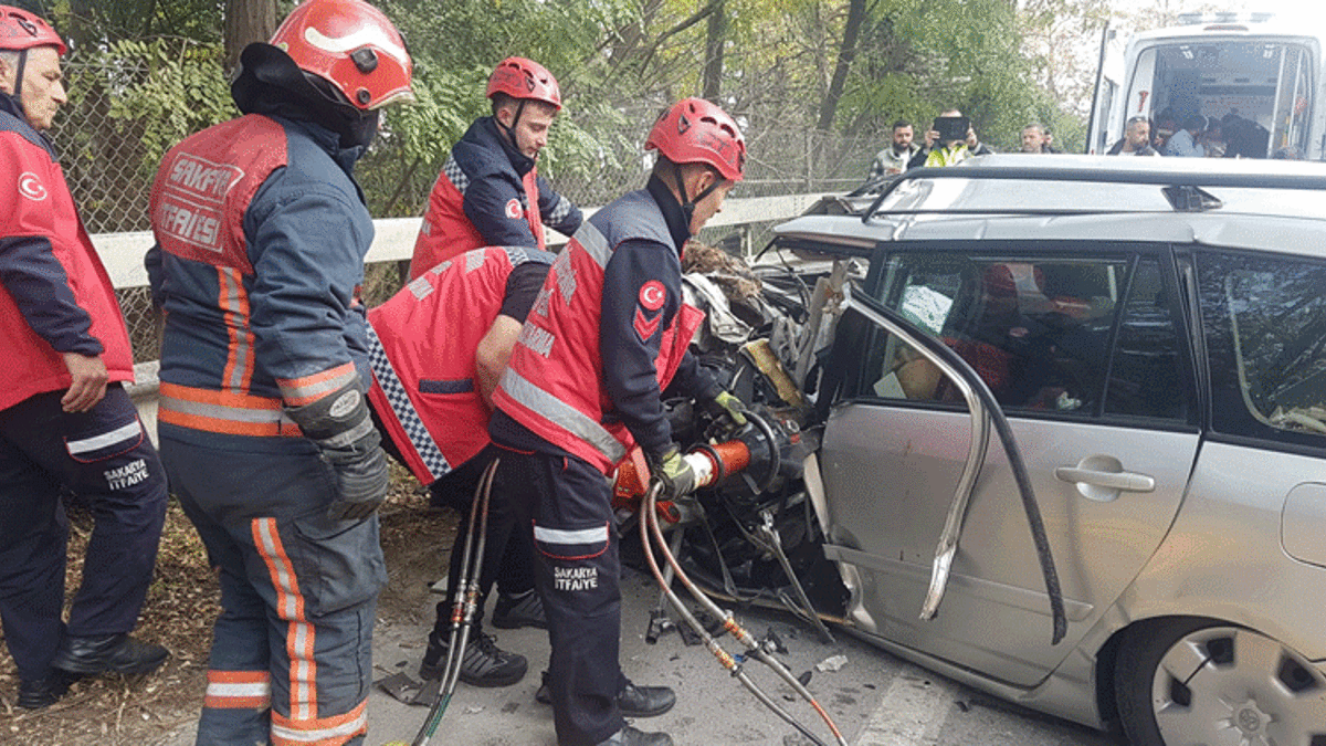 Karşı şeride geçen otomobil, halk otobüsü ile çarpıştı: 1 ölü, 5 yaralı