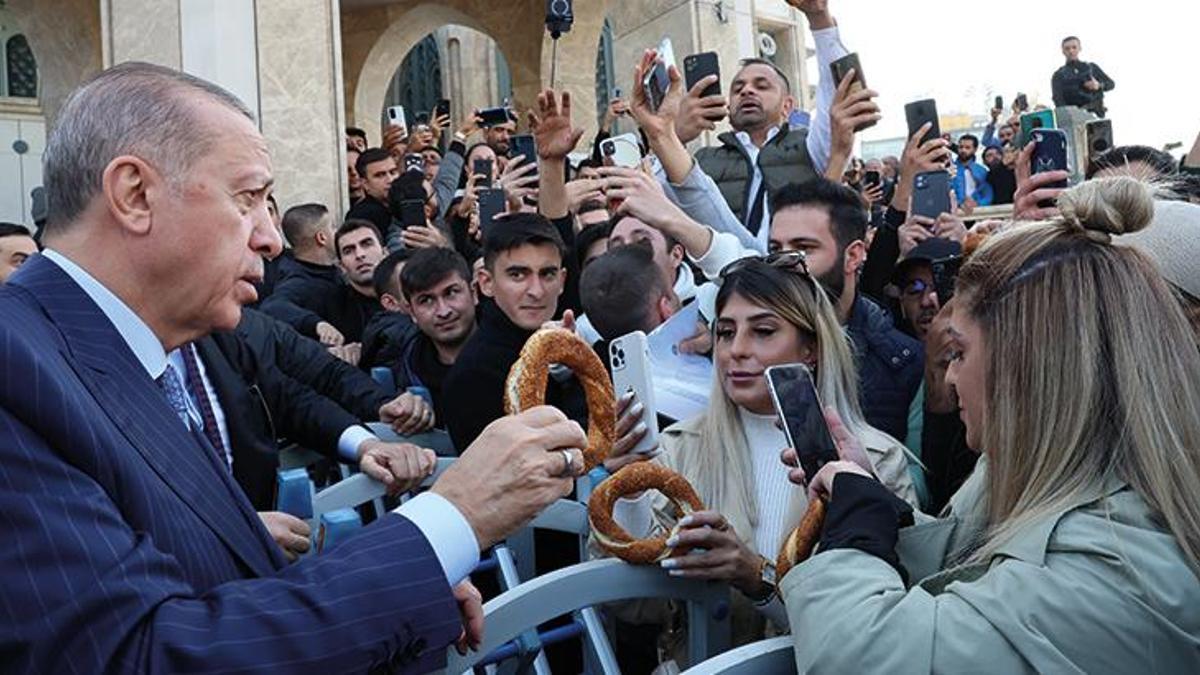 Cumhurbaşkanı Erdoğan Taksim'de simit dağıttı