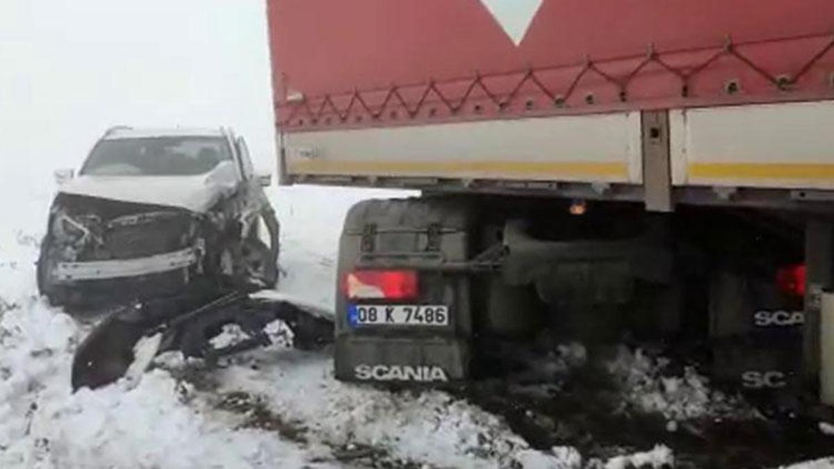 Sis ve buzla kaplanan Sahara Geçidi'nde TIR ile otomobil çarpıştı: 2 yaralı