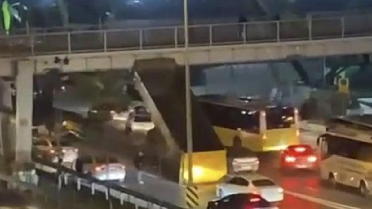 Tuzla'da kamyon damperi üst geçide takılı kaldı