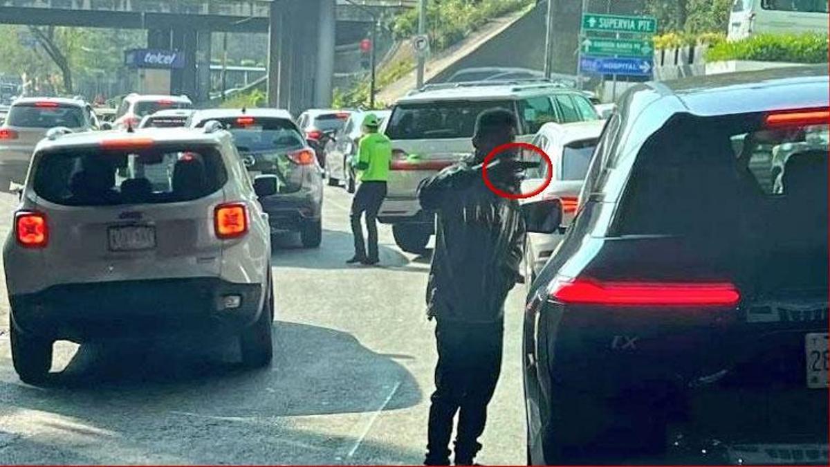 Meksika’da silahlı adam trafikteki araçları soydu