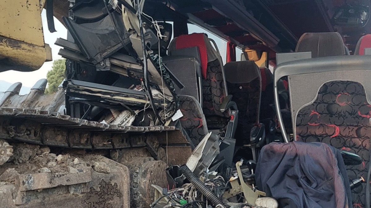 Tur otobüsü, çekiciyle taşınan iş makinesine çarptı; 1 ölü, 10 yaralı
