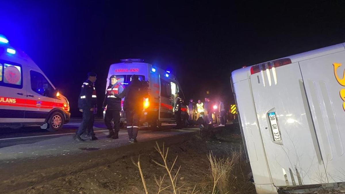YRP'nin Genel Kurulu'ndan dönenleri taşıyan otobüs devrildi