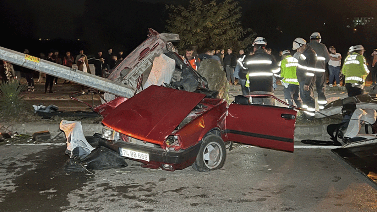 15 yaşındaki çocuğun kullandığı otomobil direğe çarpıp ikiye bölündü: 1 ölü, 3 yaralı
