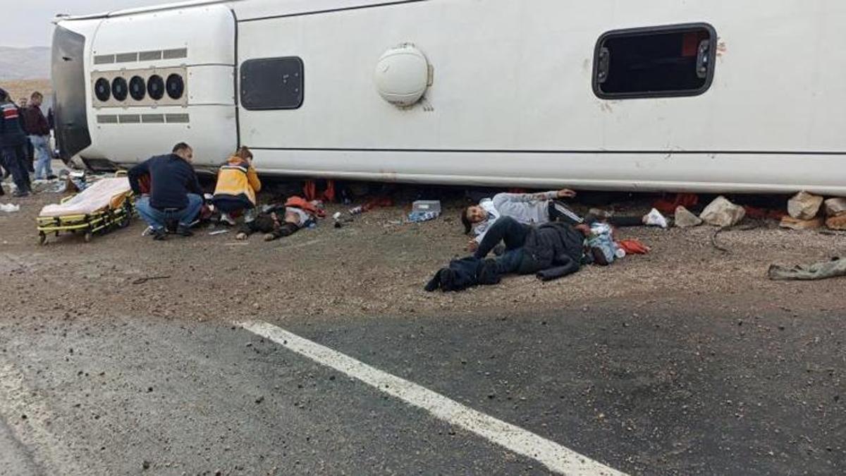 Göçmenleri taşıyan otobüs devrildi, ilk belirlemelere göre 3 kişi öldü, 27 kişi yaralandı